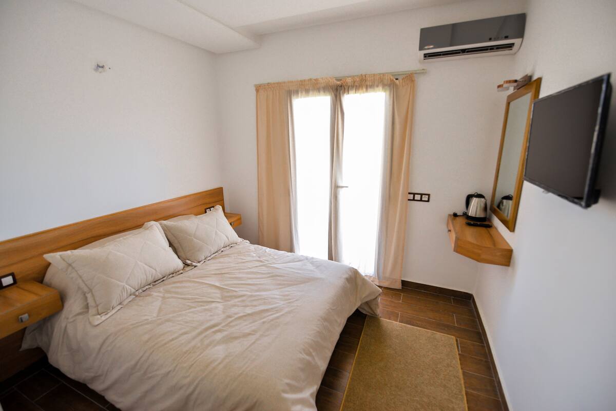 Deluxe Room | Blackout drapes, iron/ironing board (on request), WiFi (free)