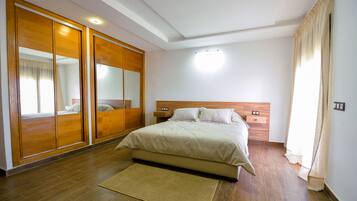 Habitación triple Deluxe | Cortinas blackout, tabla de planchar con plancha y wifi gratis