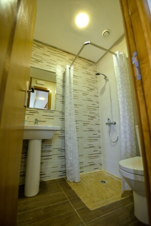 Kolmen hengen deluxe-huone | Kylpyhuone | Suihku, hiustenkuivaaja, pyyhkeet, saippua