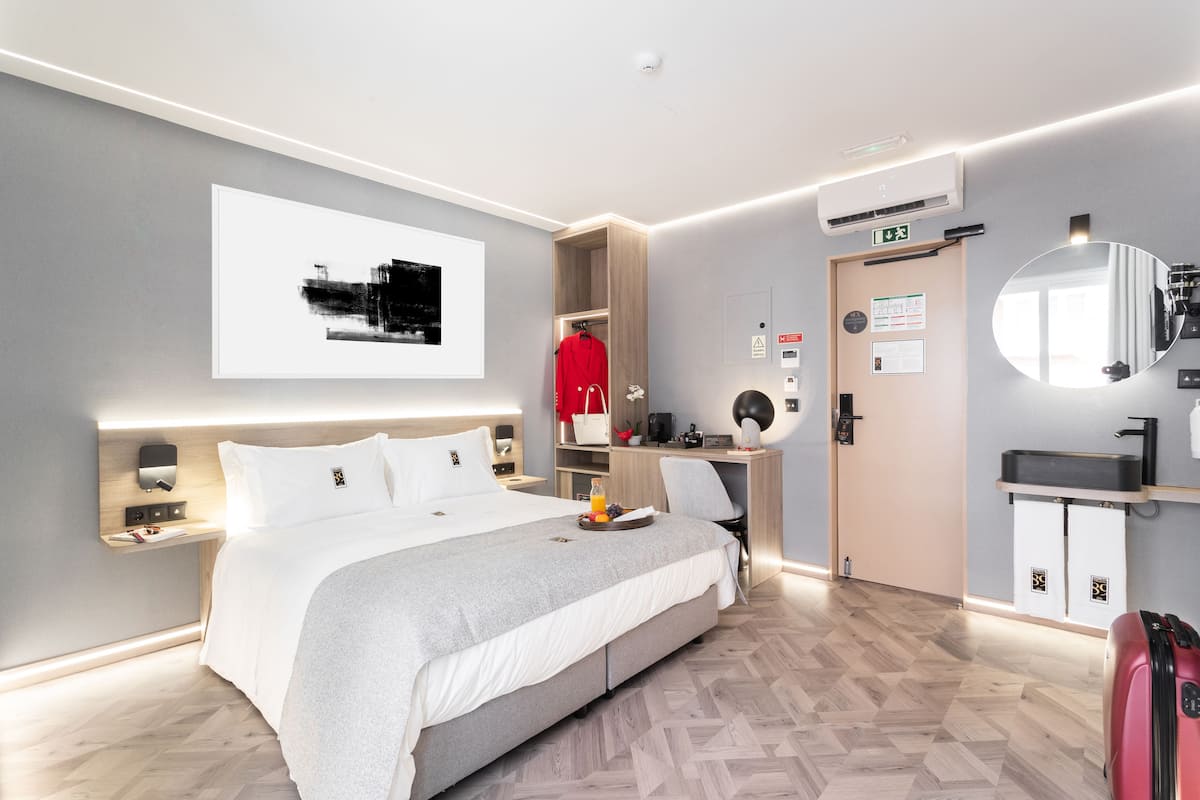 Suite, Balcony (102) | Premium bedding, down comforters, Select Comfort beds, minibar