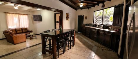 Deluxe House, Multiple Bedrooms, Private Pool | Private kitchen
