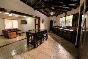 Deluxe-Haus, Mehrere Schlafzimmer, eigener Pool | Eigene Küche | Kühlschrank, Mikrowelle, Herdplatte, Wasserkocher mit Kaffee-/Teezubehör