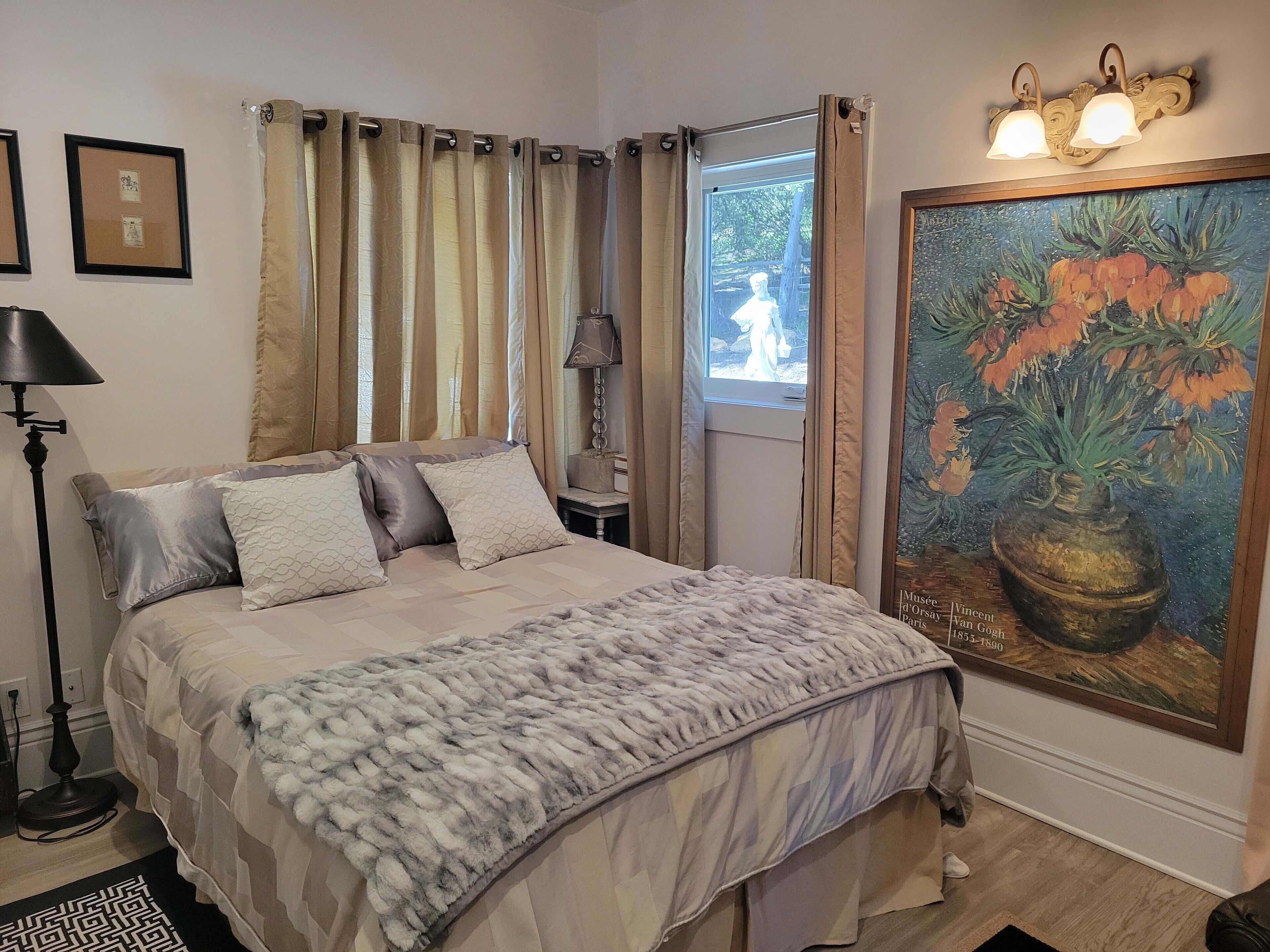 Queen bed in BR2, Middle Floor.