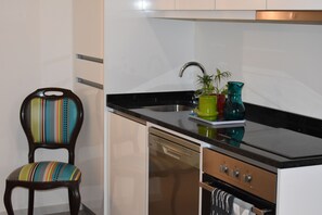 Fridge, microwave, oven, stovetop - House Baron Forrester (Porto)