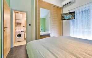 2 chambres, coffres-forts dans les chambres, lit parapluie