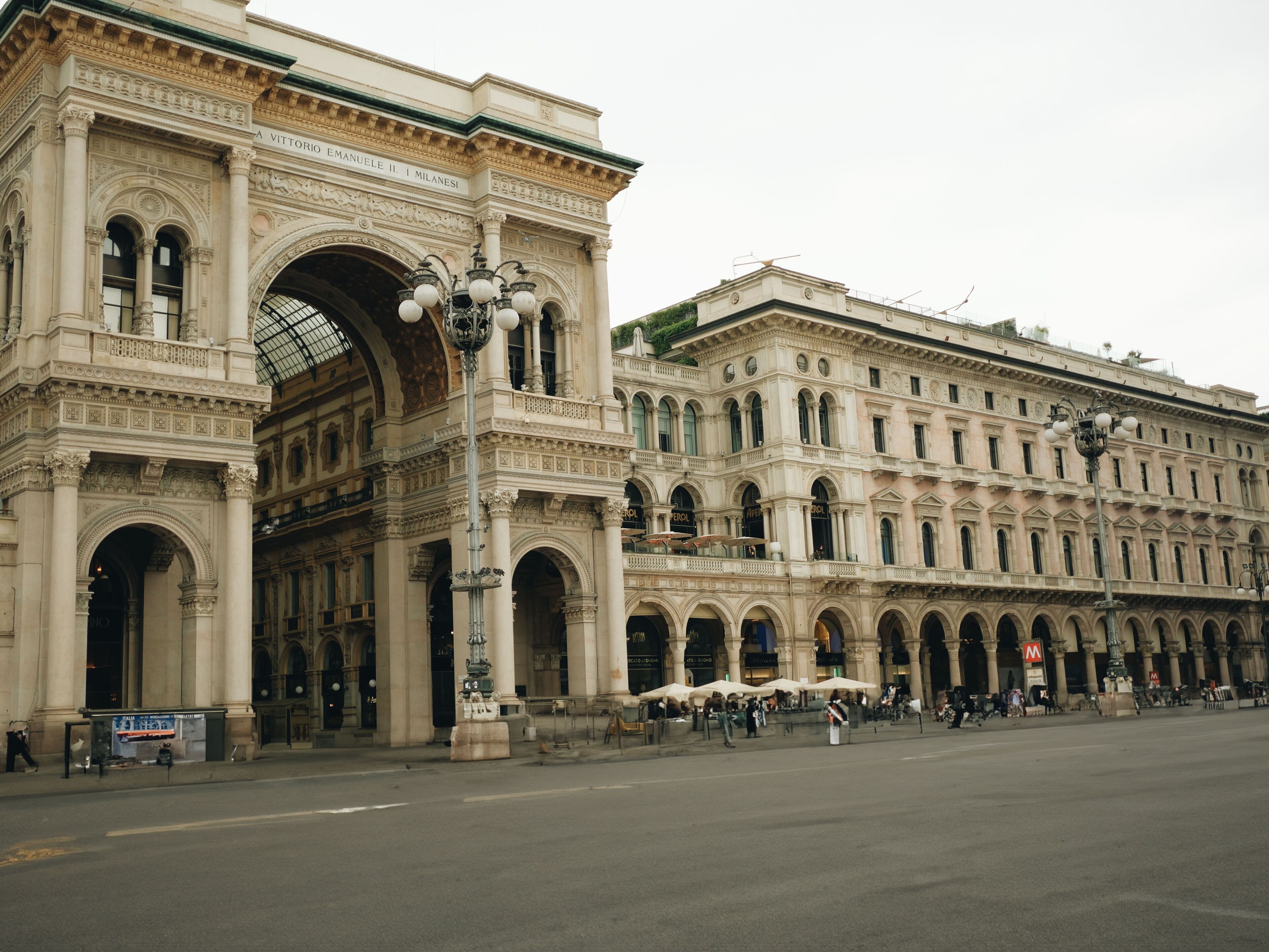 Ein historisches Gebäude mit aufwendiger Architektur, darunter ein großer Bogen und mehrere Balkone.