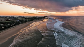 Nära stranden, vit sandstrand och strandhanddukar