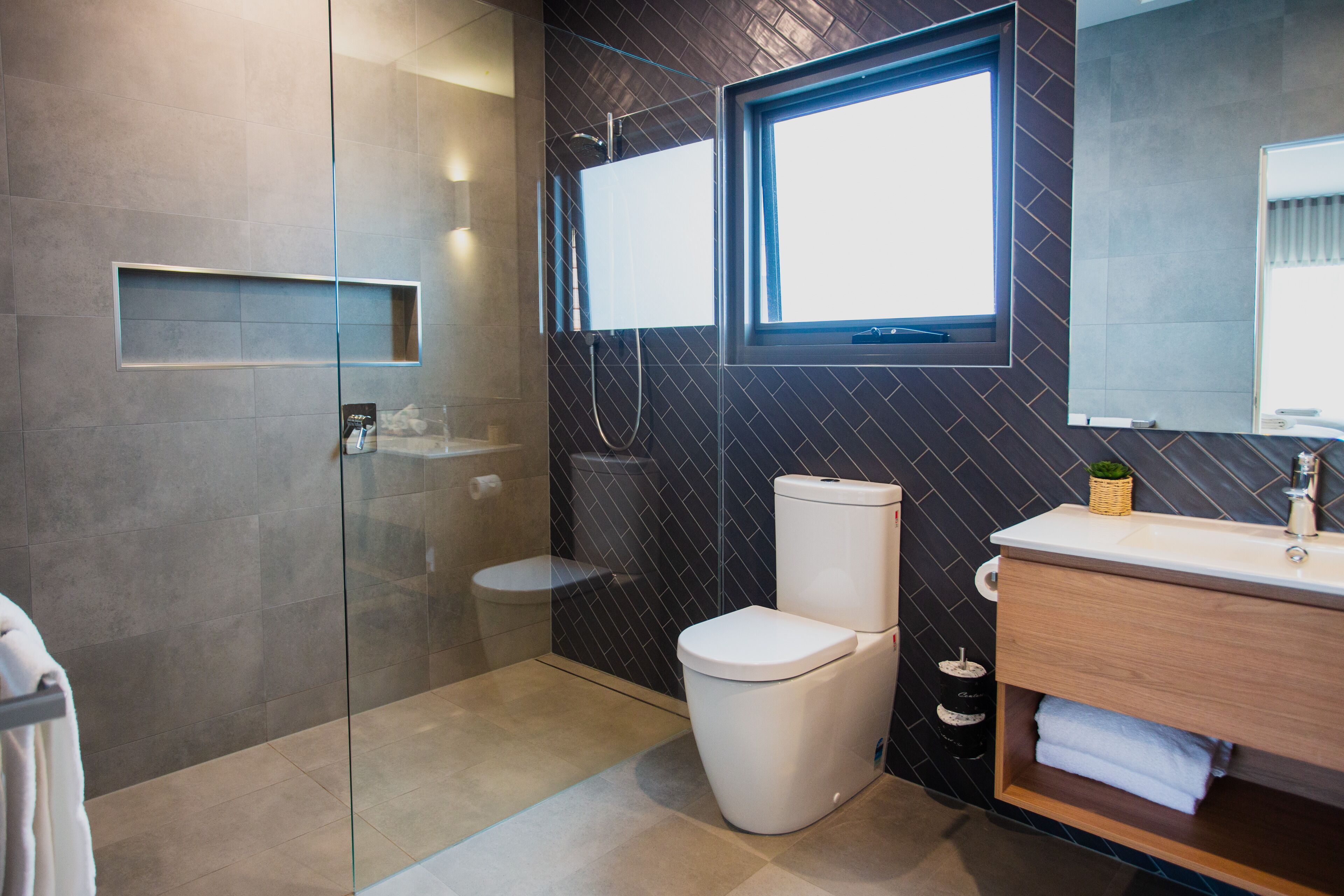 2 Bedroom Suite | Bathroom