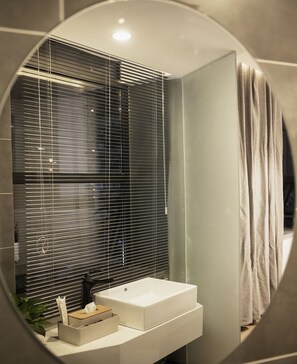 舒适大床房 | 浴室 | 淋浴设施、毛巾