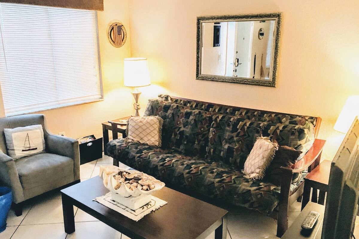 舒適公寓客房 | 起居區 | 50-吋平面電視、有線頻道、電視、iPod 底座