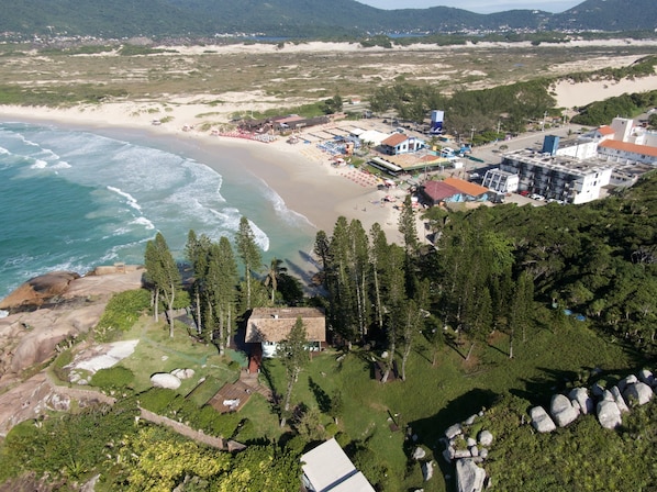 On the beach, beach towels - Paradise with an exclusive location - comfort, nature and privacy in Florianópolis. (Florianópolis)