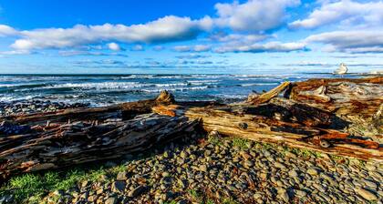 Modern Seaside townhome with easy beach access, firepit, fireplace, washer/dryer