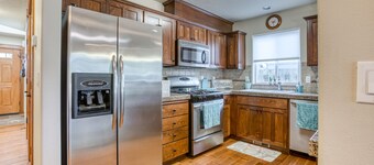 Modern Seaside townhome with easy beach access, firepit, fireplace, washer/dryer