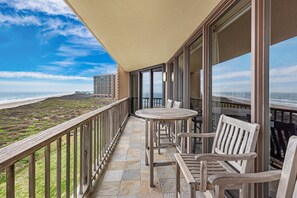 Outdoor dining - Sea Gull #407: Beachfront 2 Bedroom 2 Bathroom With Spectacular Views and 24 Hour Management (Port Aransas)