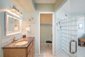Shower, hair dryer, towels - Sea Gull #310L: Beachfront 2 Bedroom 2 Bathroom With Spectacular Views and 24 Hour Management (Port Aransas)