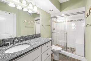 Regadera, secadora de cabello, toallas 