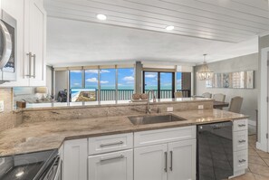 ثلاجة، ميكروويف، فرن، موقد طهي مسطح