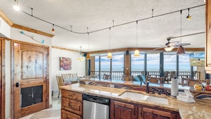 Una cocina amplia con una isla grande, armarios de madera y lavavajillas.