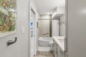 Combined shower/tub, hair dryer, towels
