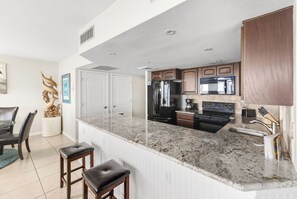 Fridge, microwave, oven, stovetop - Sea Gull #509L: Beachfront 1 Bedroom 1 Bathroom With Spectacular Views and 24 Hour Management (Port Aransas)