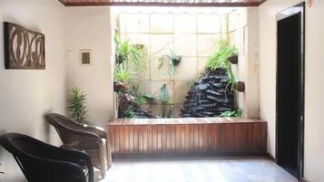 Área de estar no saguão