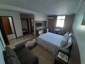 Minibar, escritorio, cortinas blackout y tabla de planchar con plancha