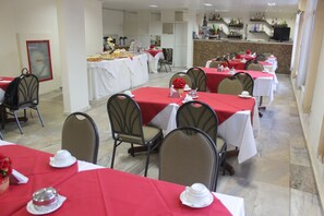 Free daily buffet breakfast - Hotel Del Principe (Maraba)