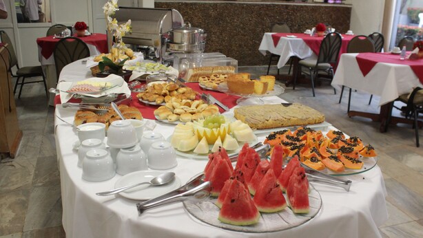 Una mesa de bufé con diversos alimentos y utensilios.