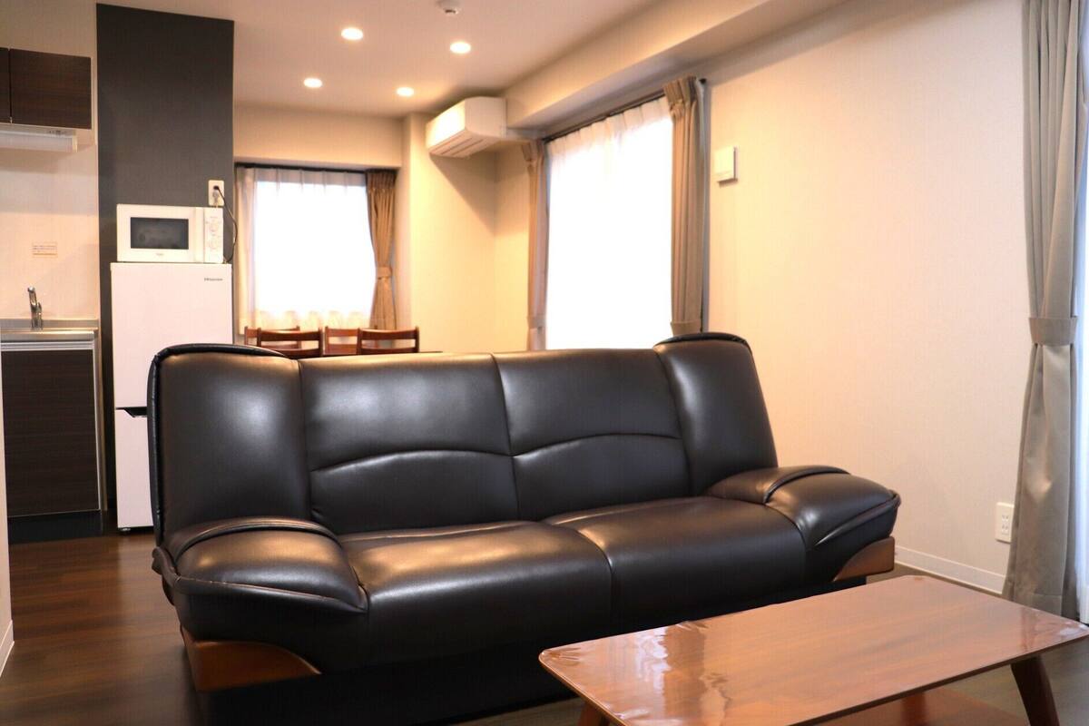 Living area | Flat-screen TV, books, video library