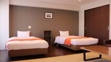 Eenvoudige vierpersoonskamer | Donsdekens, een bureau, verduisterende gordijnen, geluiddichte muren