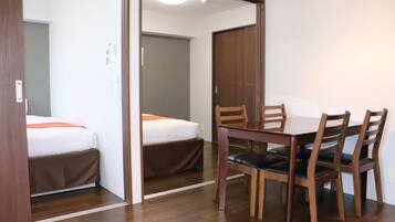 Apartment, 2 Bedrooms, Non Smoking with Balcony | In-room dining