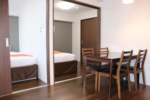 Apartment, 2 Bedrooms, Non Smoking with Balcony | In-room dining