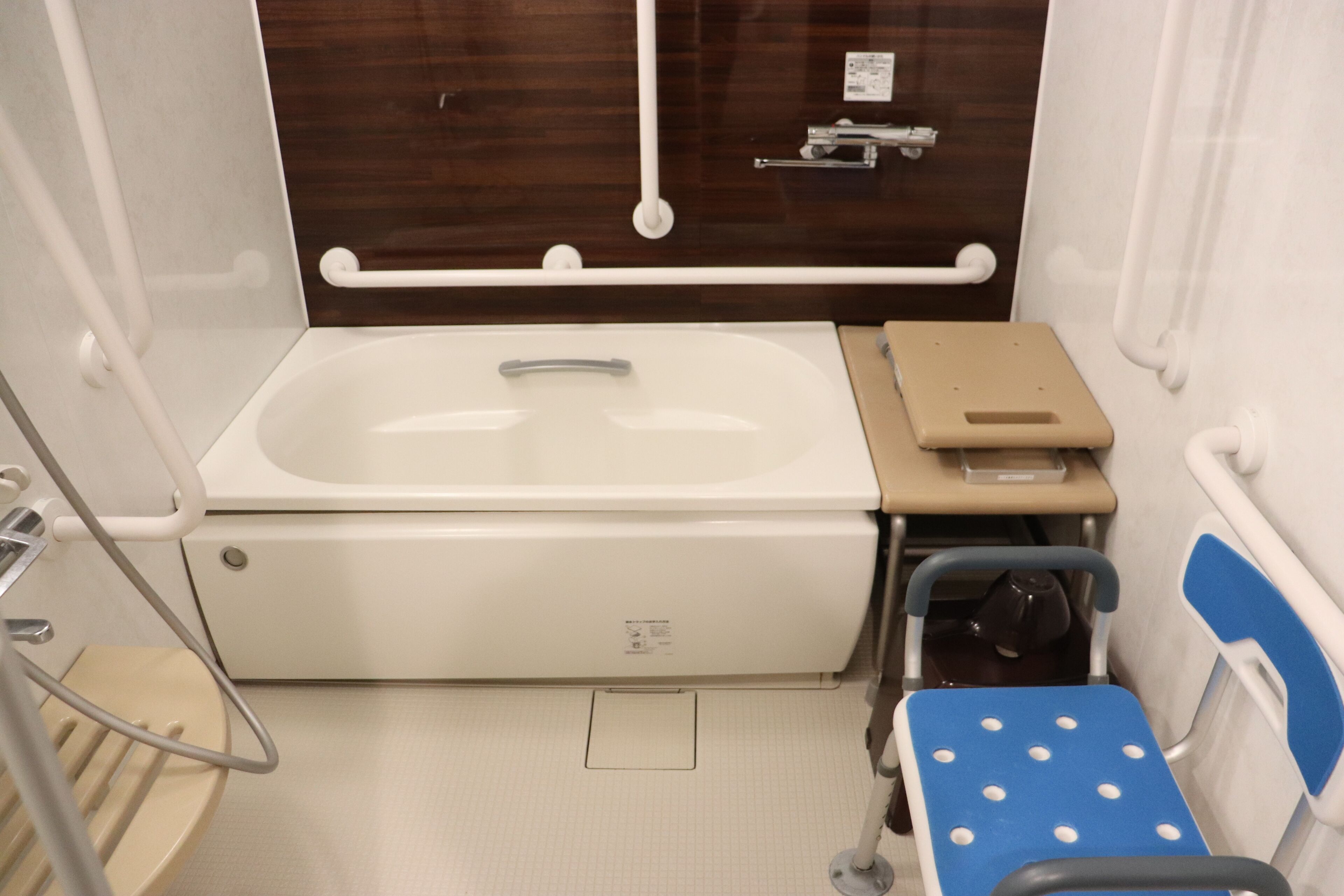 Leilighet – basic, 1 soverom, ikke-røyk, tekjøkken | Bad | Kombinert dusj/badekar, hårføner, tøfler og toaletter med elektrisk bidé