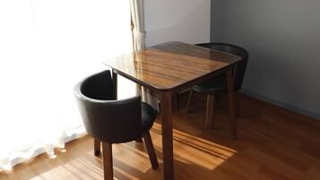 Un comedor con una mesa de madera y dos sillas.