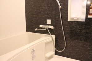 Ensemble baignoire-douche, séchoir à cheveux, pantoufles