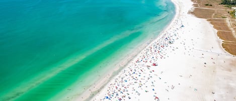 Beach nearby, sun loungers, beach towels