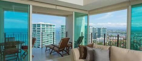 Smart-tv en een tafeltennistafel