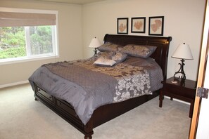 4 slaapkamers, een bureau, een strijkplank/strijkijzer, gratis wifi