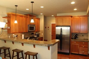 Een koelkast, een magnetron, een oven, een kookplaat