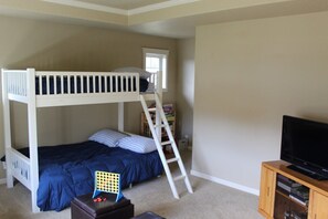 4 bedrooms, desk, iron/ironing board, free WiFi