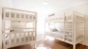 3 habitaciones, tabla de planchar con plancha y cuna de viaje