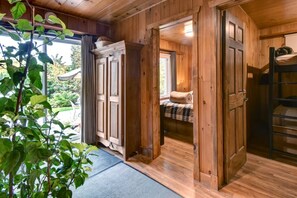 3 bedrooms, iron/ironing board, WiFi, bed sheets - Chalet Beaulac waterfront #047 (Chertsey)