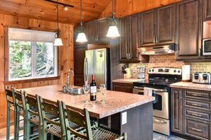 Fridge, microwave, oven, stovetop - Chalet Beaulac waterfront #047 (Chertsey)