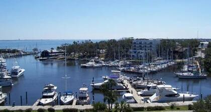 Kauniisti sisustettu, kaunis näköala satamaan, vain 2 mailin päässä rannalta!