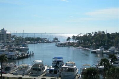 Spectacular Views of Melbourne Harbor, Enjoy Boating Activity from your Balcony!