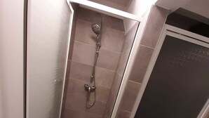 Basic Room | Bathroom shower - Adam & Eve Design Guesthouse (Adliswil)