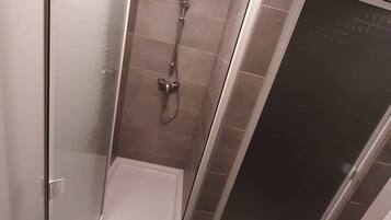 Basic-Zimmer | Dusche im Bad
