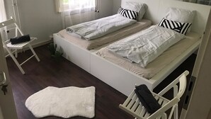 Basic Room | Blackout drapes, WiFi (free), bed sheets - Adam & Eve Design Guesthouse (Adliswil)