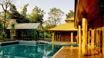 Una piscina al aire libre