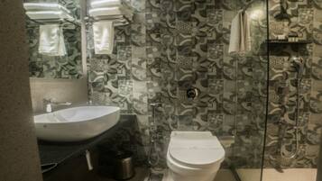 Deluxe Double Room | Bathroom | Shower, rainfall showerhead, slippers, towels